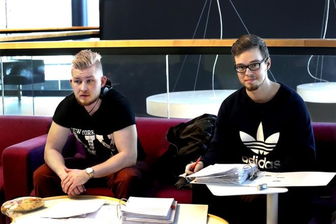 Roope Vaattovaara ja Riku Mäkelä pakersivat tositteesta tilinpäätökseen -kurssin kanssa, jossa laaditaan yhteisölle tilinpäätös. KUVAT: JOUKO HÄNNINEN