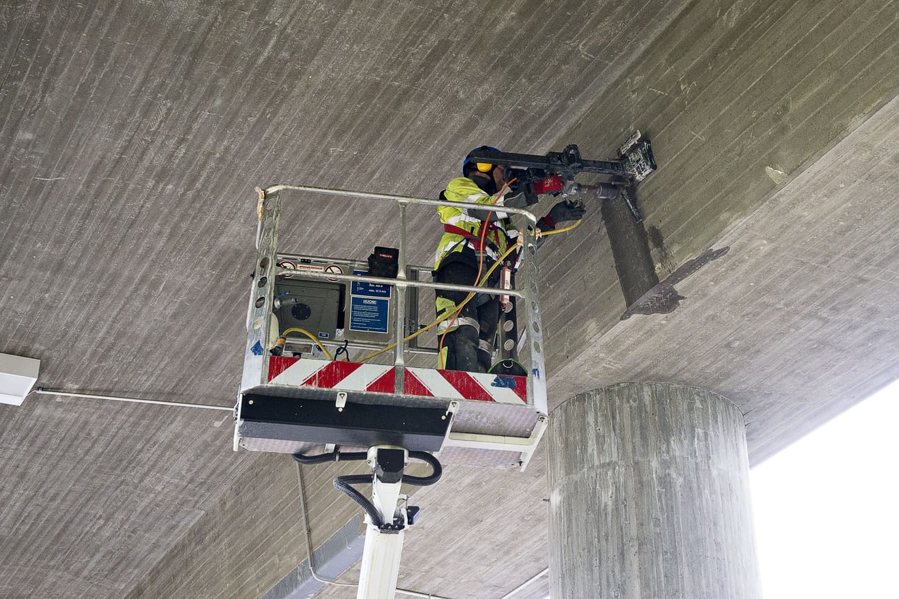Betoninäytteitä otettiin torstaina Hämeenlinnassa sijaitsevalta Kettumäen ylikulkusillalta, joka on valmistunut vuonna 2015.