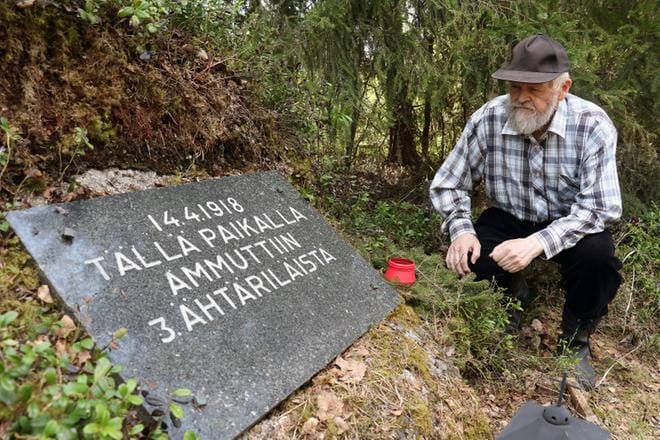 Teuvan Perälänkylässä asuva Raimo Pihlaja tapasi nuorempana käydä ammuttujen ähtäriläisten muistomerkillä usein, mutta nykyään enää harvakseltaan. Vuonna 1965 luonnonkiveen asennettua laattaa kunnostivat pari vuotta sitten Teuvan demokraattinen yhdistys ja Teuvan sosialidemokraatit. KUVAT: JORMA HAVULA