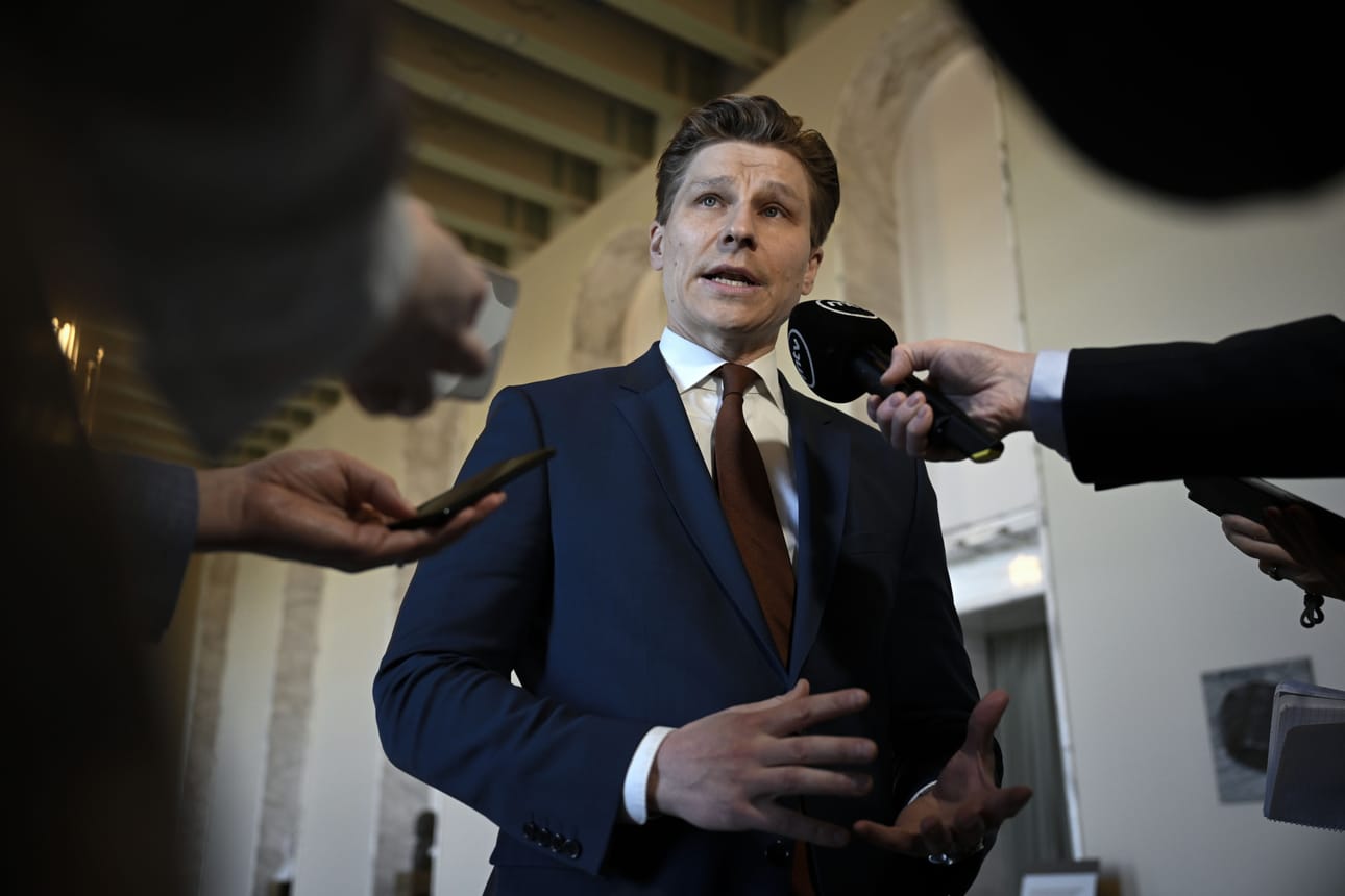 Eduskunnan täysistunnossa on esitetty epäluottamusta puolustusministeri Antti Häkkäselle (kok.).