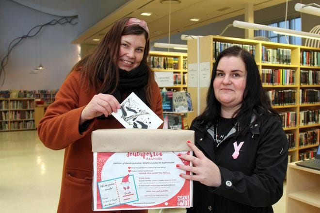Maaria Koivula-Talkkari ja Kirsi Siltamäki kutsuvat mukaan tekemään ja lähettämään joulukortteja ikäihmisille. KUVA: MIA KÄRKKÄINEN