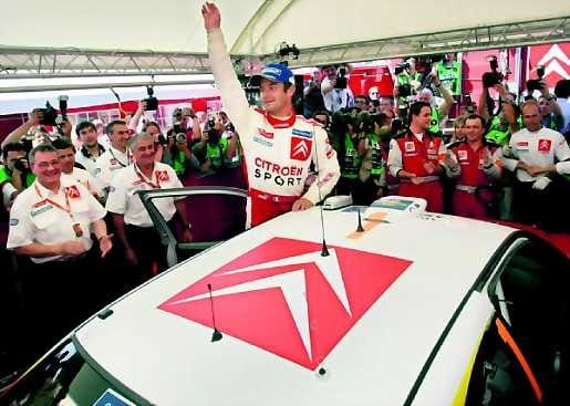 Voittajan tervehdys. Ranskan Sebastien Loeb vilkuttivoittajana jo kahdeksatta kertaa tällä kaudella.