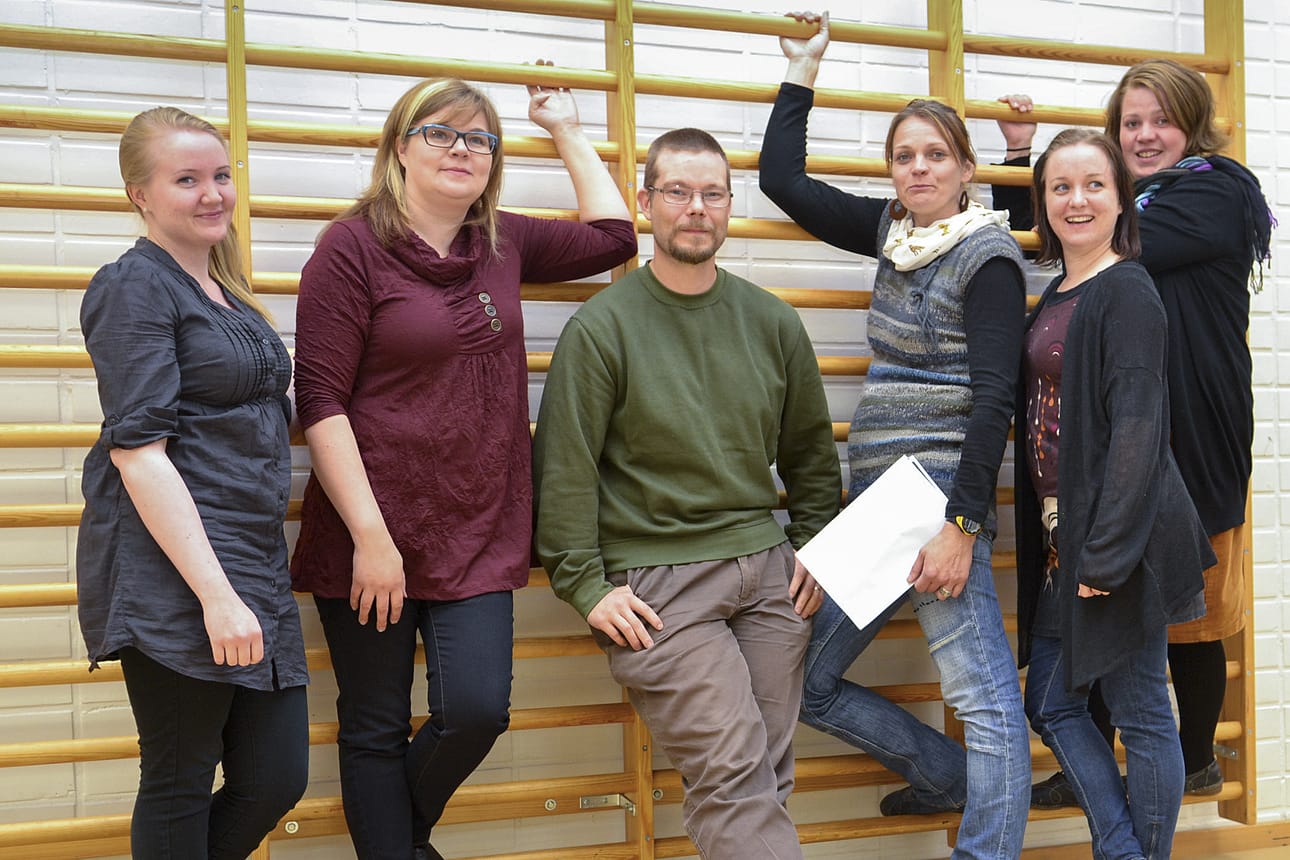 Terveydenhoitaja Tiia Mikkonen (vas.), psykiatrinen sairaanhoitaja Pilvi Kujala, koulukuraattori Olli Savolainen, etsivät nuorisotyöntekijät Tiina Kettu ja Heidi Moilanen sekä koulukuraattori Hanna Jormakka-Keränen huolehtivat niin ammattiopistolaisten kuin muidenkin kuusamolaisnuorten arjen hyvinvoinnista.