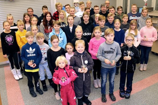 Kisan nuorimmat lentopalloilijat ovat reippaasti alle kouluikäisiä. Konkarikaartia viime kaudella edustivat B-pojat. KUVAT: ANU NAHKALA