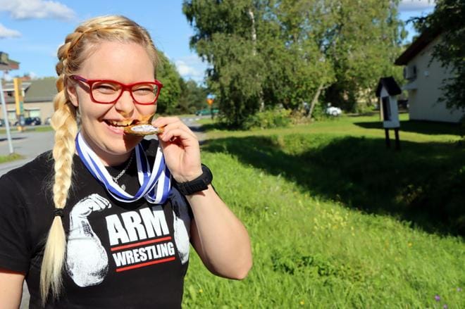 Jurvan Urheilijoita edustava Erika Ketola väänsi itsensä viikonloppuna suomenmestariksi sekä oikealla että vasemmalla kädellään. ARKISTOKUVA: JARNO RANTA
