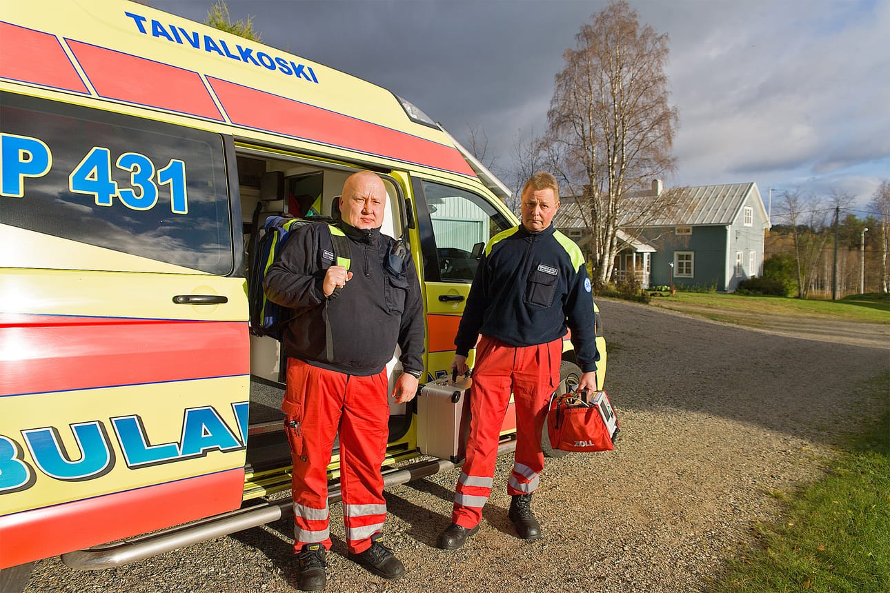 Taivalkosken sairaankuljettajista valmiina lähtöön Erkki Udd (vas.) ja Esa Taivalkoski. Taivalkoskella ei ole olemassa sopimusta ensihoidon järjestämisestä vuoden vaihteen jälkeen.