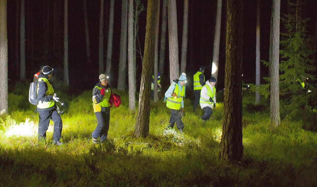 Evijärven Jokikylässä harjoitellaan pimeäetsintää marraskuussa.