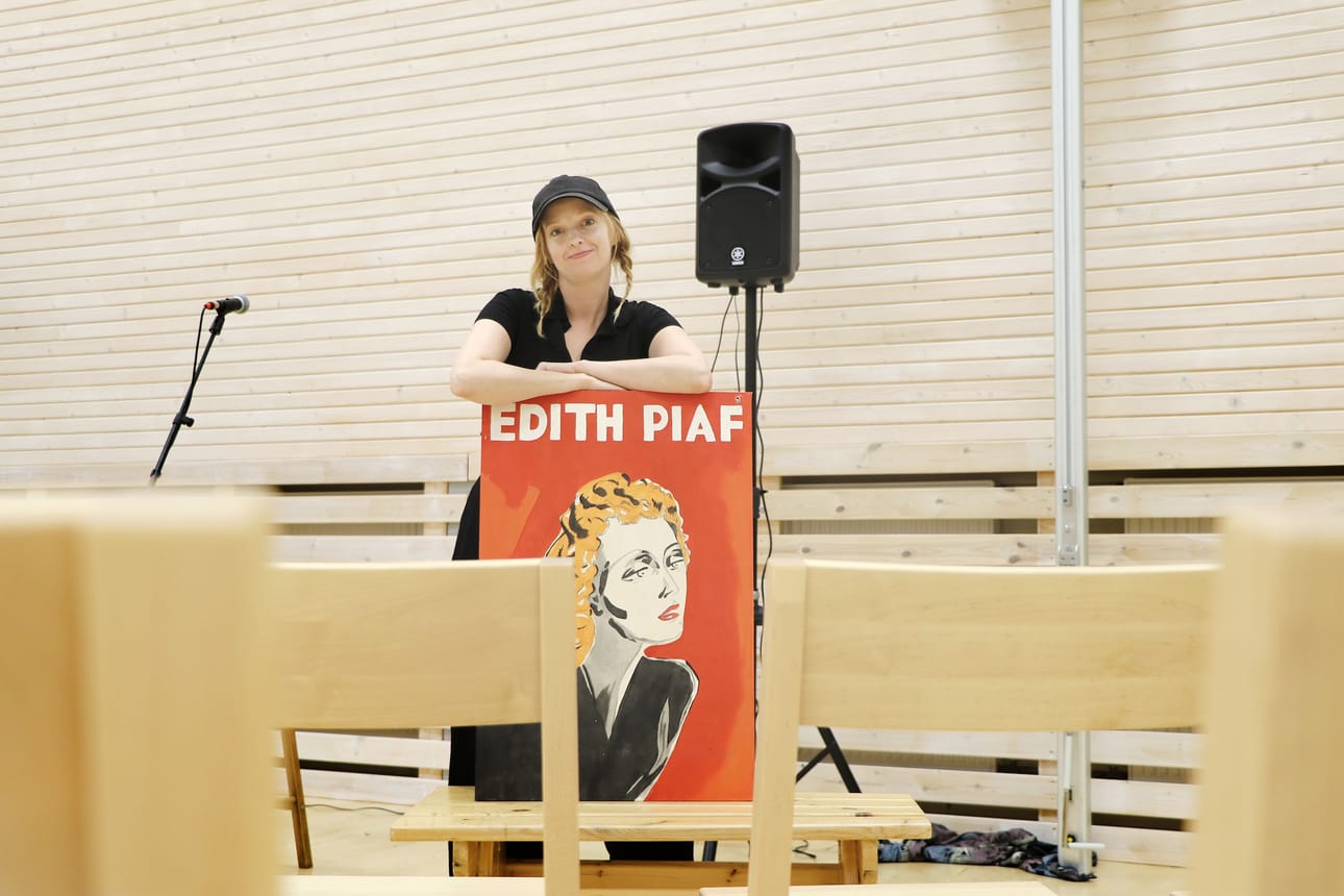Alajärvellä vieraillessaan kertoo Sonja Halla-aho tuntevansa aina olevansa kotona: – Me ollaan aina haettu Luoma-ahon leipomolta possumunkit, Hoiskosta kotoisin oleva näyttelijä kertoo.