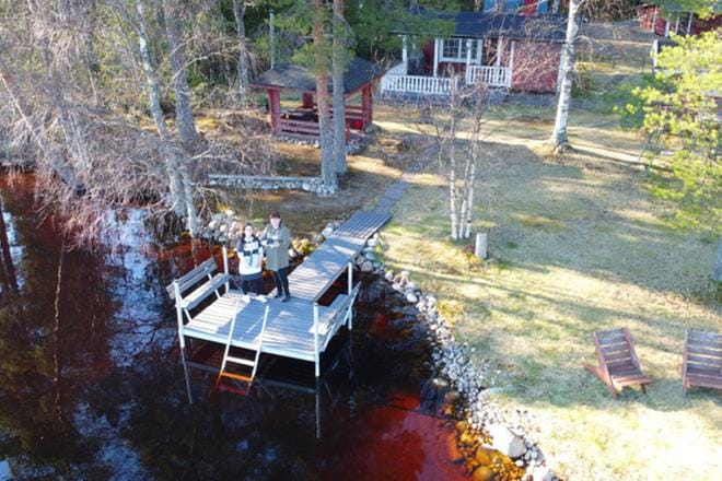 Toimitusjohtaja Anne Mäkelä sekä kiinteistövälittäjä Petra Kurhela seisoivat yhden näyttökohteen laiturilla, Soukanjärven rannalla. Tänä aikana ei ole yleisnäyttöjä.