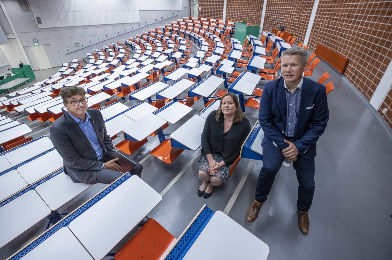 Suuret luentosalit alkavat olla yliopisto-opetuksessa historiaa, rehtori Jouko Niinimäki (vasemmalla) sanoo. Linnanmaalla niitä on useita. Keskellä viestintäjohtaja Marja Jokinen, oikealla talousjohtaja Pekka Riuttanen.