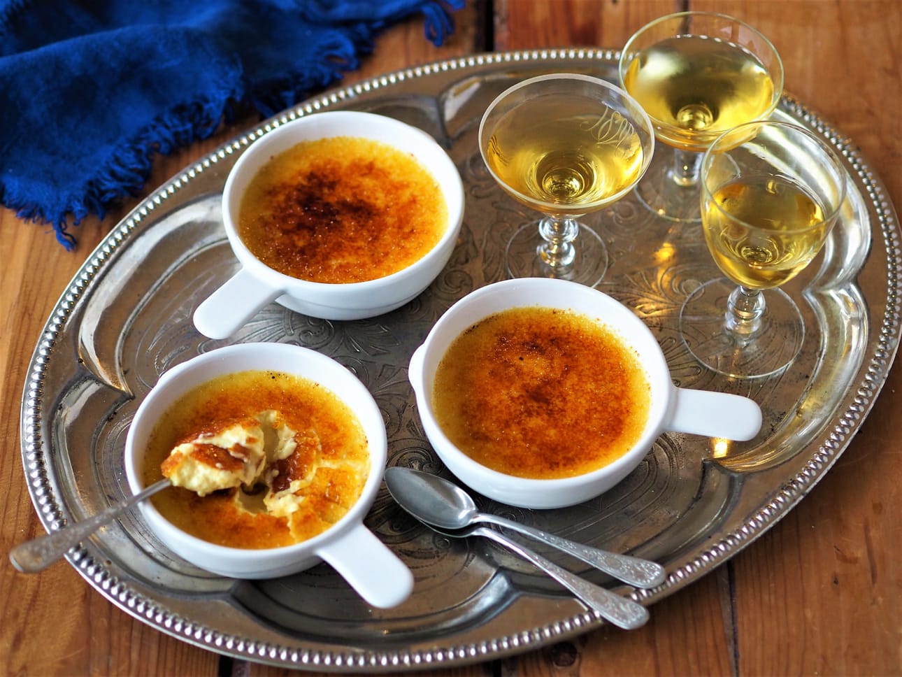 Ranskalaisen ruoan valmistus lähtee hyvistä raaka-aineista. Elegantti kattaus täydentää nautinnon. Kuvassa crème brûlée ja jälkiruokaviini.