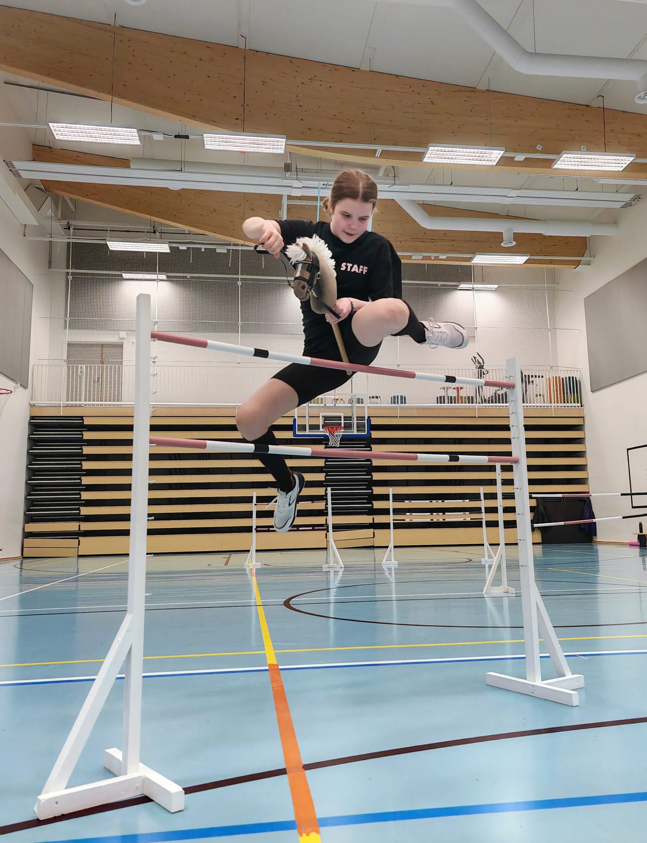 Viivi Niemelä ylittää puhtaasti 120 senttisen esteen ykköskisakepparinsa EH Cotton Cloudin kanssa. VIime kesänä Niemelä kisasi luokkansa SM-hopealle Seinäjoella.