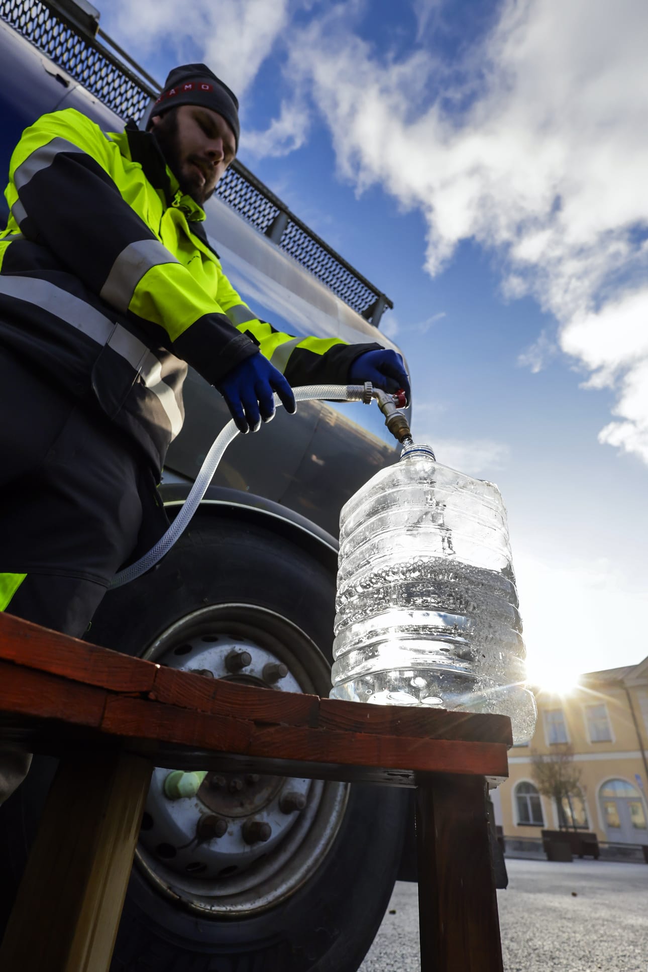 Anssi Väisänen täyttää asiakkaan astiaa puhtaalla vedellä. Säiliön tilavuus on 27 000 litraa.