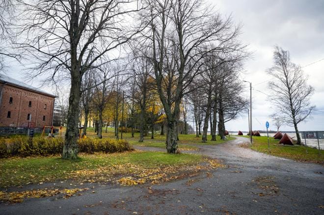 Sundominlahden ympäri suunniteltu ulkoilureitti on jo osittain olemassa ja kulkee muun muassa kuvassa näkyvän tiilisen Kruununmakasiinin ohi. Nyt reitistä halutaan yhtenäisempi ja paremmin opastettu ja varustettu. Samalla halutaan korostaa kohteita reitin varrella. KUVA: JARNO PELLINEN