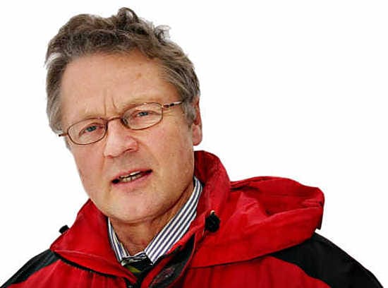 Lääkäri Timo tervo kannustaa kollegoitaan ja vanhusten omaisia puuttumaan tiukemmin ajo-oikeusasiaan.