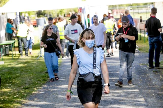 Heidi Kolu oli ensimmäisiä festivaalialueelle saapuneita. Hän tuli katsomaan erityisesti tapahtuman avaavaa J. Karjalaista, mutta molempien päivien artistikattaukset ovat hänen mukaansa kiinnostavia. Kuvat: Jaakko Elenius