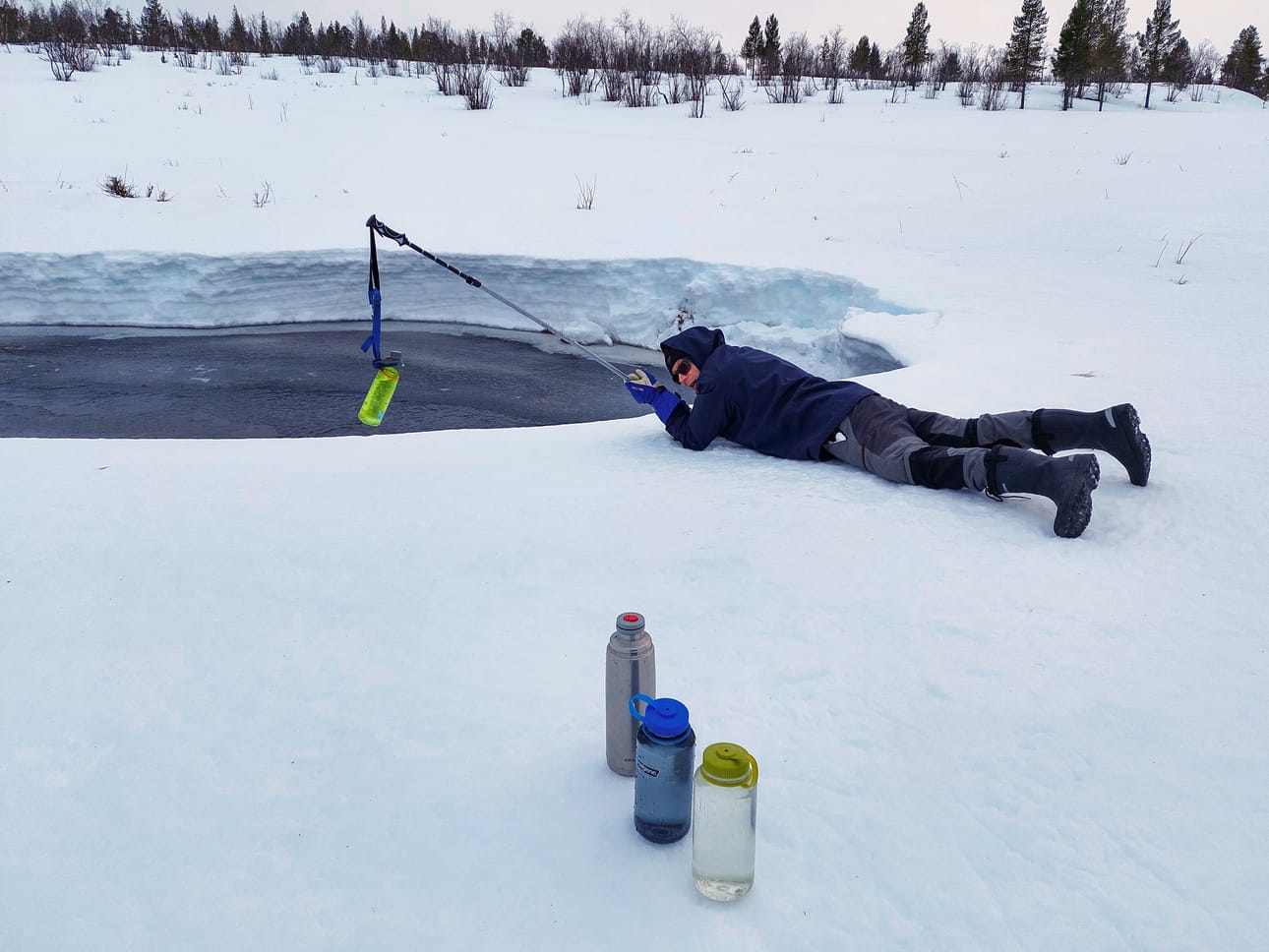 Kevättalvella joesta voi löytää sulaa vettä, mutta joenpenkat voivat pettää.