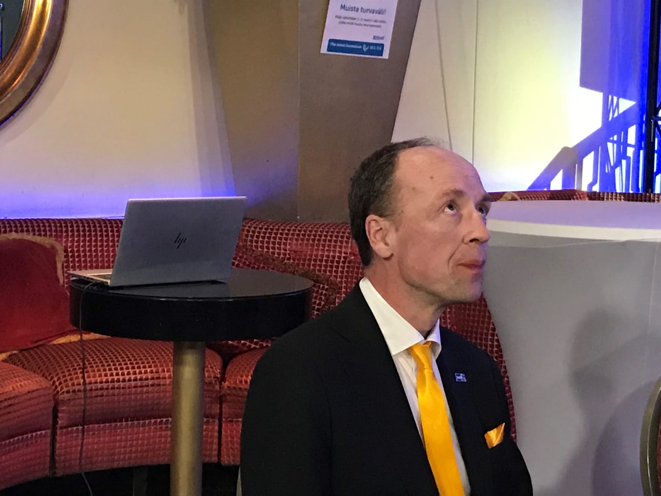 Jussi Halla-aho jännitti ennakkoäänten tuloksia perussuomalaisten vaalivalvojaisissa.