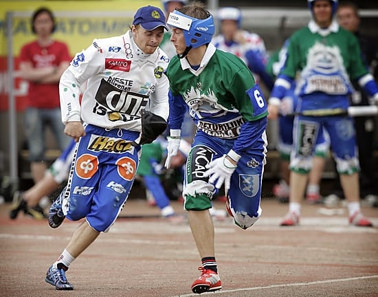 Lipon Mika Väisänen ja Kirin Jarno Tuovinen kilpajuoksussa.