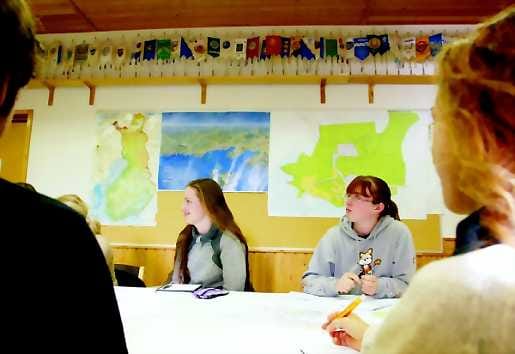 Golf-kenttä rasittaa silmiä. Tanskalainen Nora Schønnemann ja irlantilainen Kathleen Tierney ovat ideoimassa Virpiniemen käyttösuunnitelmaa.