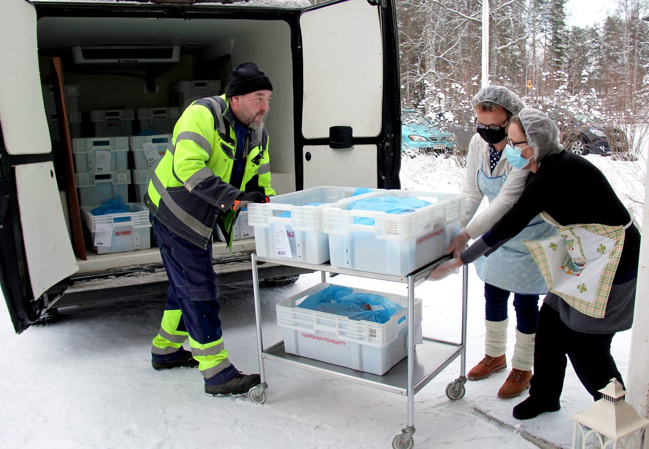 Nurmolainen Vesa-Matti Muotio ajaa Uloskutsutut ry:n kylmäkuljetusautoa ja jakaa monelle paikkakunnalle ruokatehtaalta hakemaansa hävikkiruokaa. Osan lastista vastaanottivat perjantaina vapaaehtoiset Tuula Sandberg ja Sirpa Vanhala Ylihärmän seurakuntatalolla.