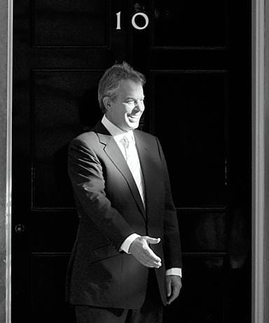 Pääministeri Tony Blair odotteli torstaina vierasta virka-asuntonsa edustalla Lontoossa.
