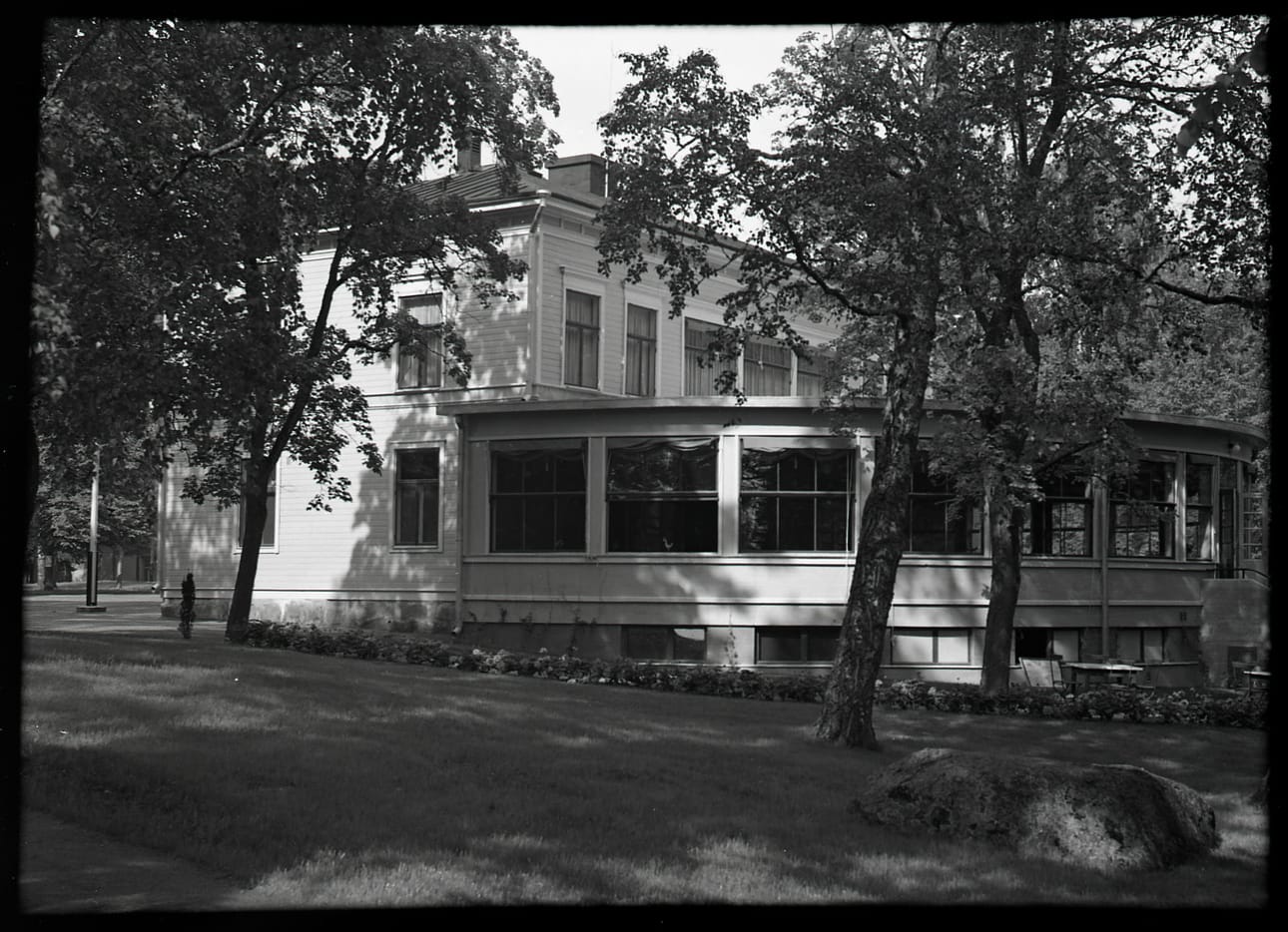 Puoliympyränmuotoinen ravintolasali rakennettiin 1930-luvulla kaupunginarkkitehti Ingvald Sereniuksen suunnitelman mukaan.