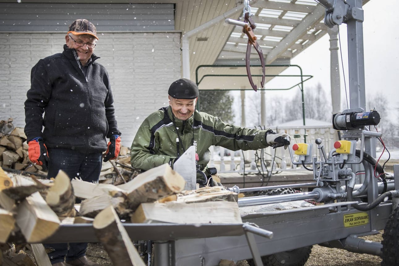 Eino Härkönen ja Markku Kenttälä ovat tyytyväisiä prototyypiksi kutsumaansa halkomakoneeseen.