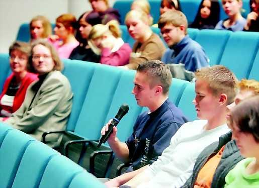 Kuka on kypsä? Muhoksen lukion oppilas Jussi Mämmi kysyy ehdokkailta, pitäisikö äänestysikäraja laskea 18 vuodesta 16 vuoteen.