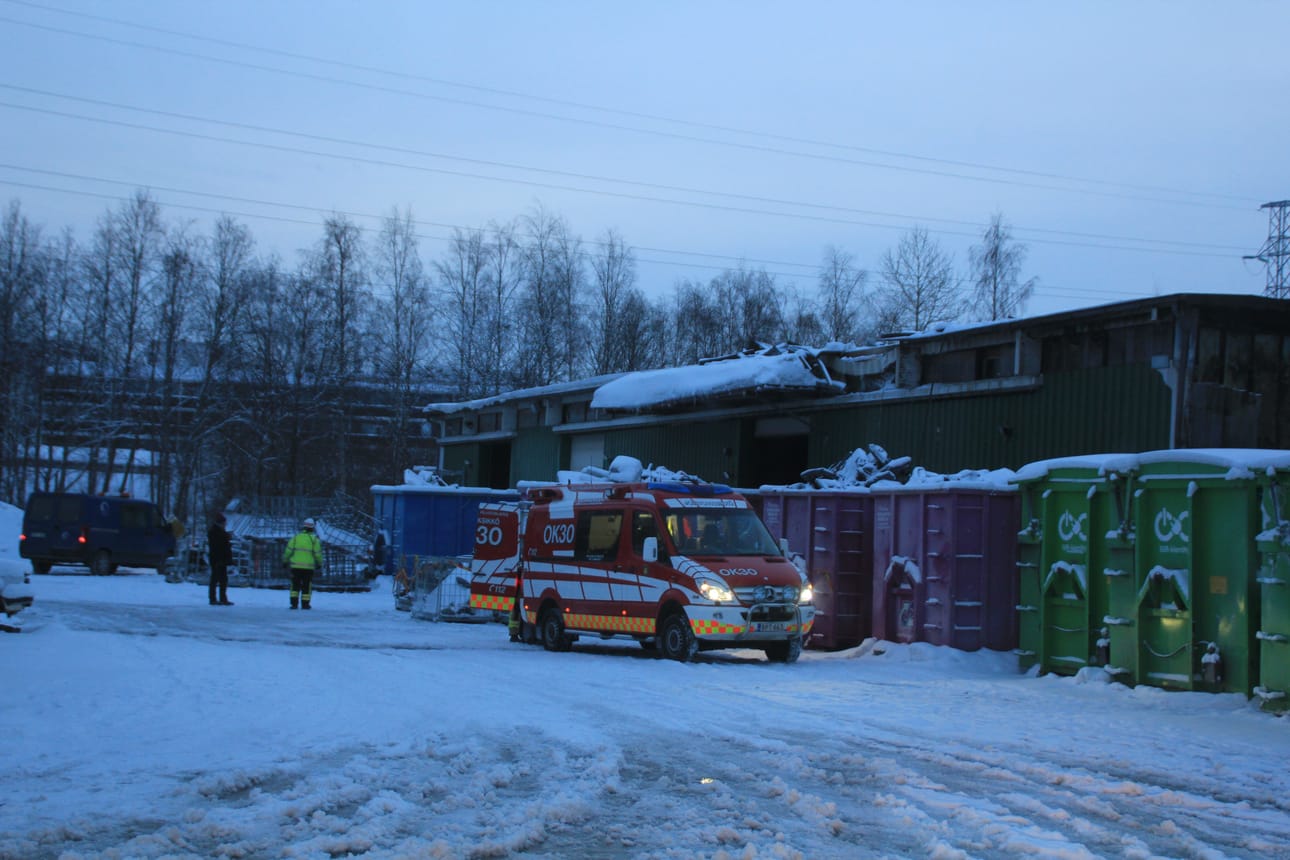 Noin kolmasosa hallin katosta tuhoutui palossa.