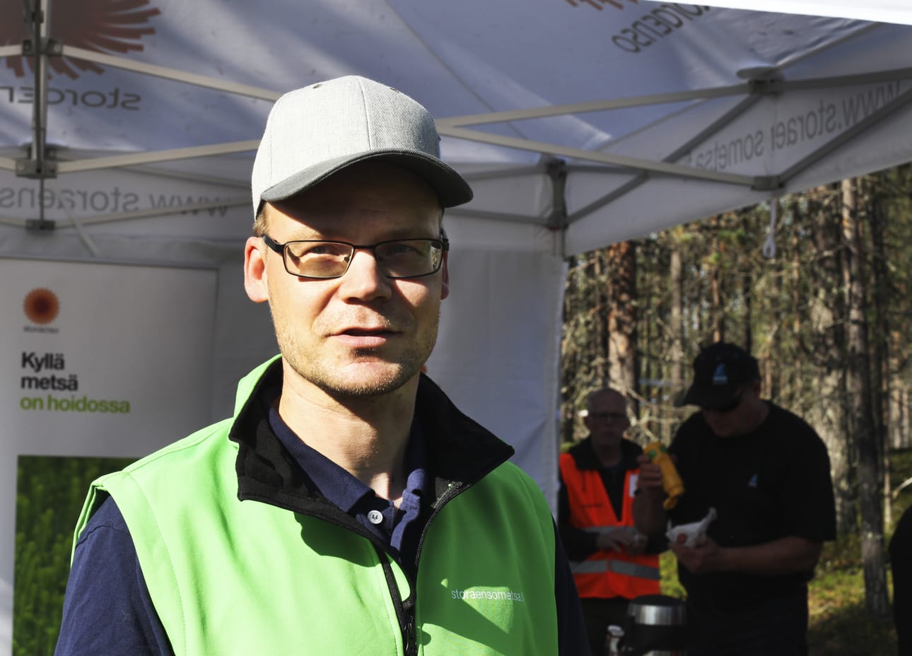 Ostopäällikkö Mikko Ylimartimo toteaa puukaupan hieman hidastuneen viime vuoden ennätysvuodesta. Kysyntä on kuitenkin edelleen hyvää.
