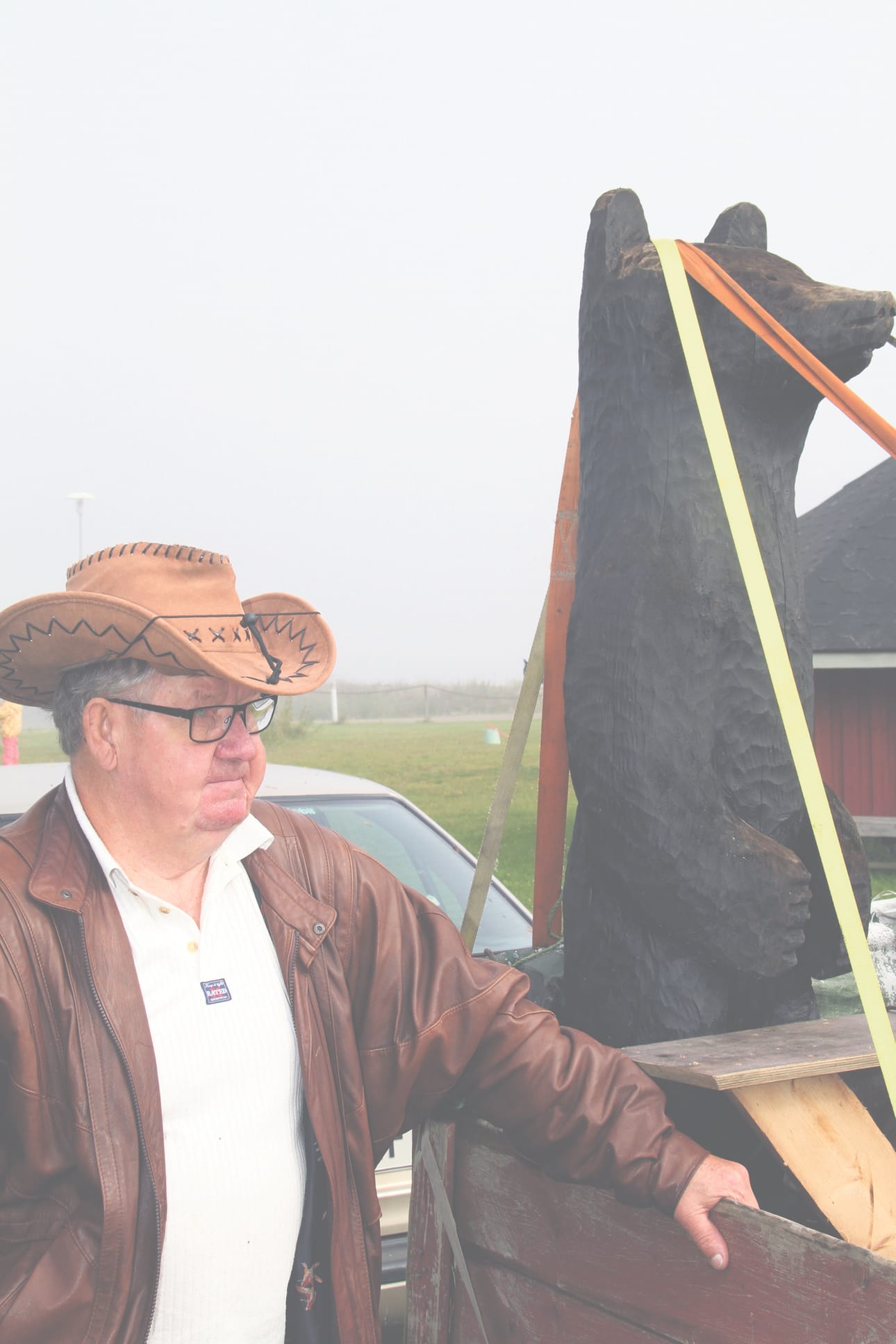 Antti Turunen oli tuonut näytille - ja ehkä myytäväksikin - moottorisahalla veistämänsä karhun.