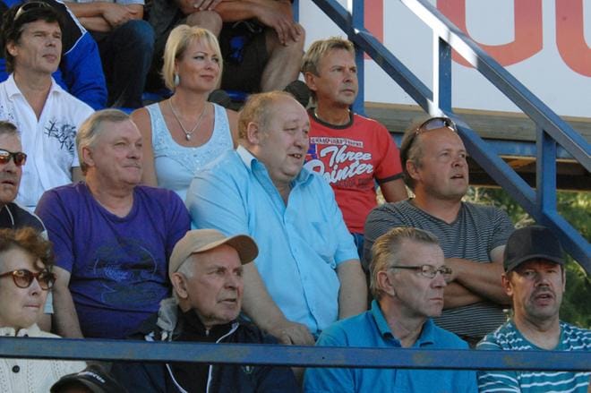 Matti Nykänen kuvattiin silloisen puolisonsa kanssa Saarikentällä kesällä 2011. Kuva: Markku Turpela