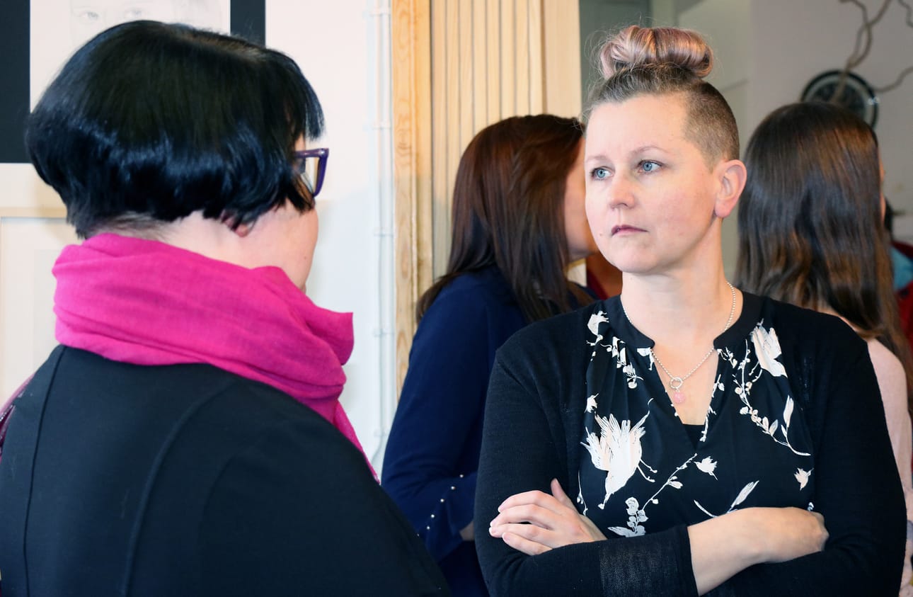 Pauliina Yliniitty (oikealla) toimii Jokihelmen opistossa kalligrafiaopettajana.