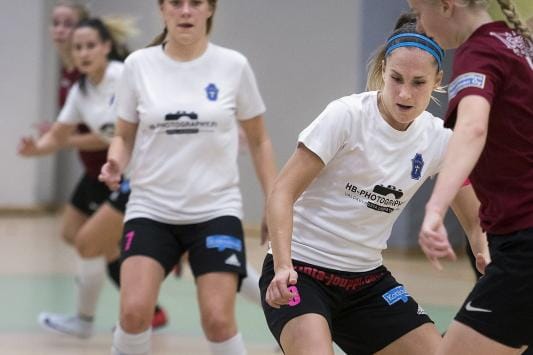 Maarit Vitikka (edessä), Niina Kiviniemi ja kuvassa taaimmaisena näkyvä Tiialeena Hakala ovat pelanneet vuosia yhdessä joko jalkapalloa tai futsalia. KUVA: JARNO PELLINEN