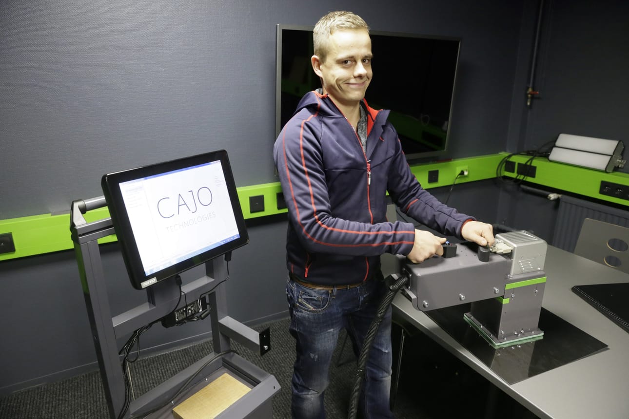 Cajo Technologiesin toimitusjohtaja Niko Karsikas ja lasermerkintälaite. Yritys voitti sarjansa Kasvu Openissa. Arkistokuva.