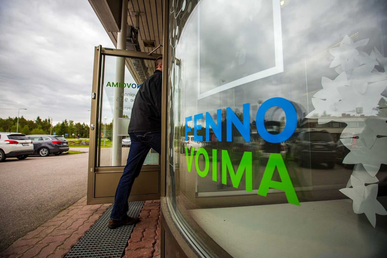 Fennovoiman toimiston ovesta ei sovi kulkemaan määrättömästi työntekijöitä. Jahka hallintorakennus valmistuu, ajaa pohjoiseen melkoinen muuttoautojen letka.