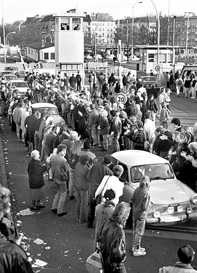 Länsiberliiniläiset hurrasivat, kun loputon kulkue Trabant-autoja saapui idästä.