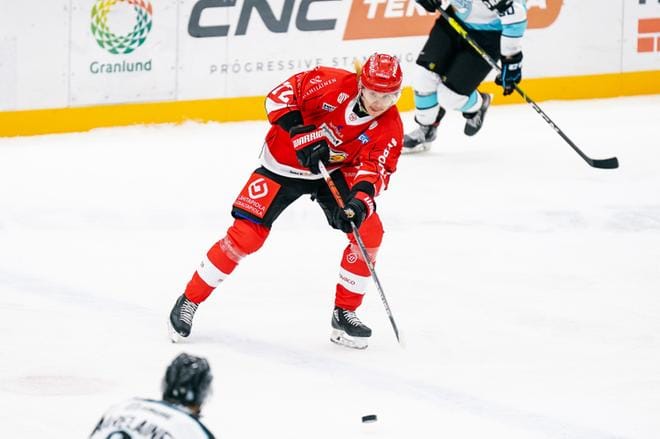 Mika Partasen ensimmäinen kamppailu Sport-paidassa päättyi iloisissa merkeissä. KUVA: SAMPPA TOIVONEN