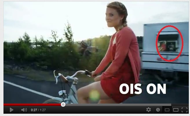 Videolla näkyy, kuinka sitä kuvattiin tavallisella kameralla, ei Lumia 920 -puhelimella.