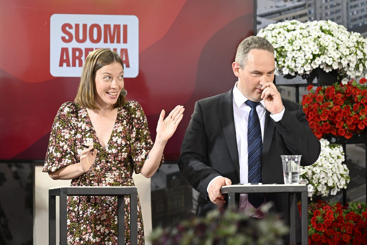 Vasemmistoliiton puheenjohtajan Li Anderssonin mukaan opposition poissaolot pelastivat Vilhelm Junnilan (ps.) elinkeinoministeriyden. Perussuomalaisten eduskuntaryhmää johtava Jani Mäkelä piti Suomi Areenan lavalla Junnilasta käytävää keskustelua absurdina. LEHTIKUVA / Markku Ulander