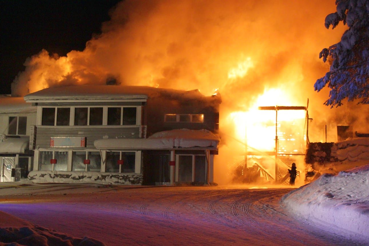 Rukan maineikas Ski Bistro paloi maan tasalle helmikuussa 2011. Sen virkaa hoitaneen parakkirakennuksen tilalle uuden Ski Bistron rakentaminen uhkaa viisästyä valituksen vuoksi.