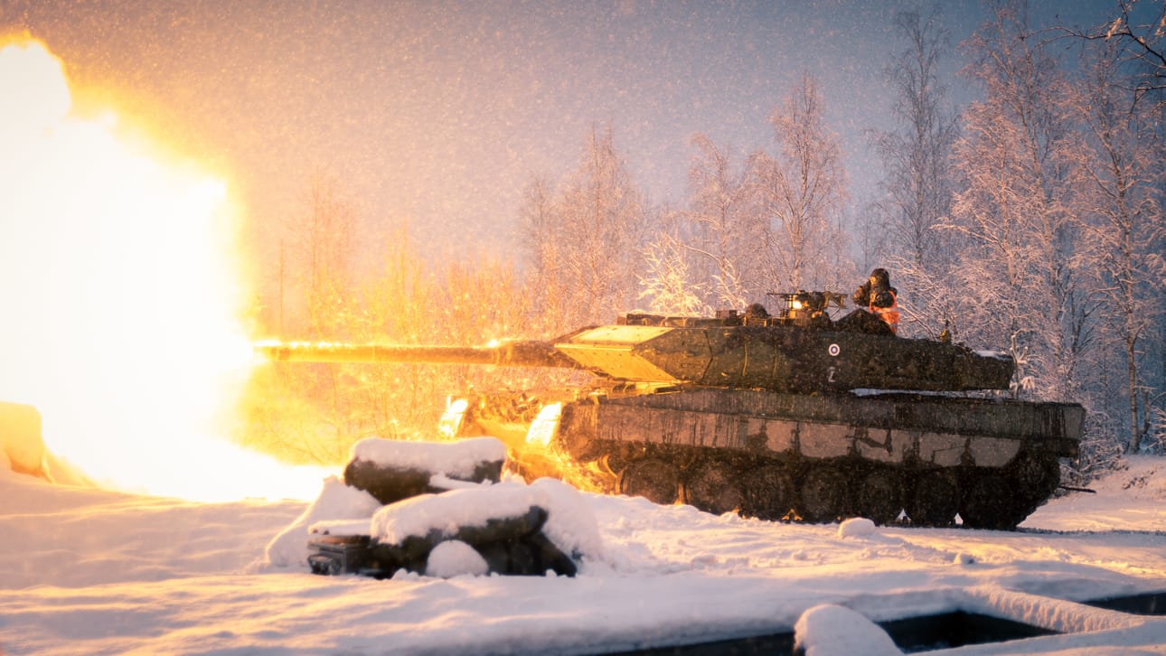 Leopard 2A6 ampuu harjoituksissa.