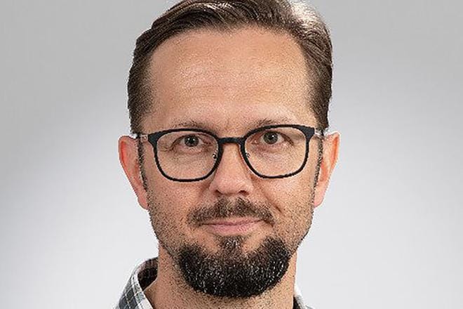 Matti Reinikainen toimii tehohoitoa koordinoivan ryhmän puheenjohtajana. Hän toivoo, että uudet ravintolarajoitukset kannustaisivat loppuja suomalaisia ottamaan koronarokotteen.