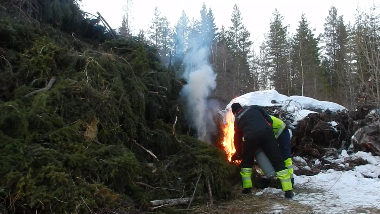 Näin syttyy Honkamajan iso pääsiäiskokko ja kehittyy suureksi roihuksi