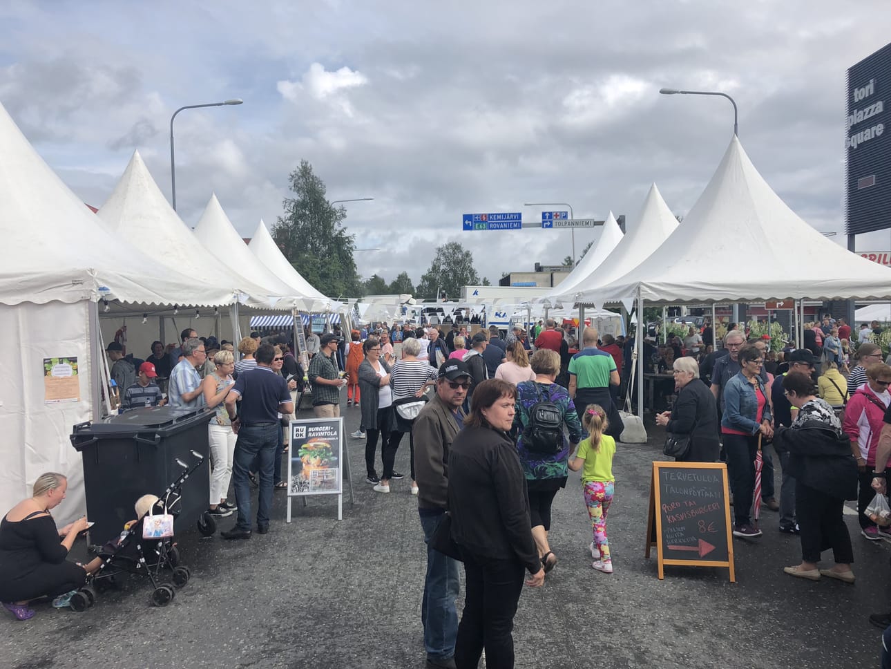 Kuva kesän katuruokamarkkinoilta.