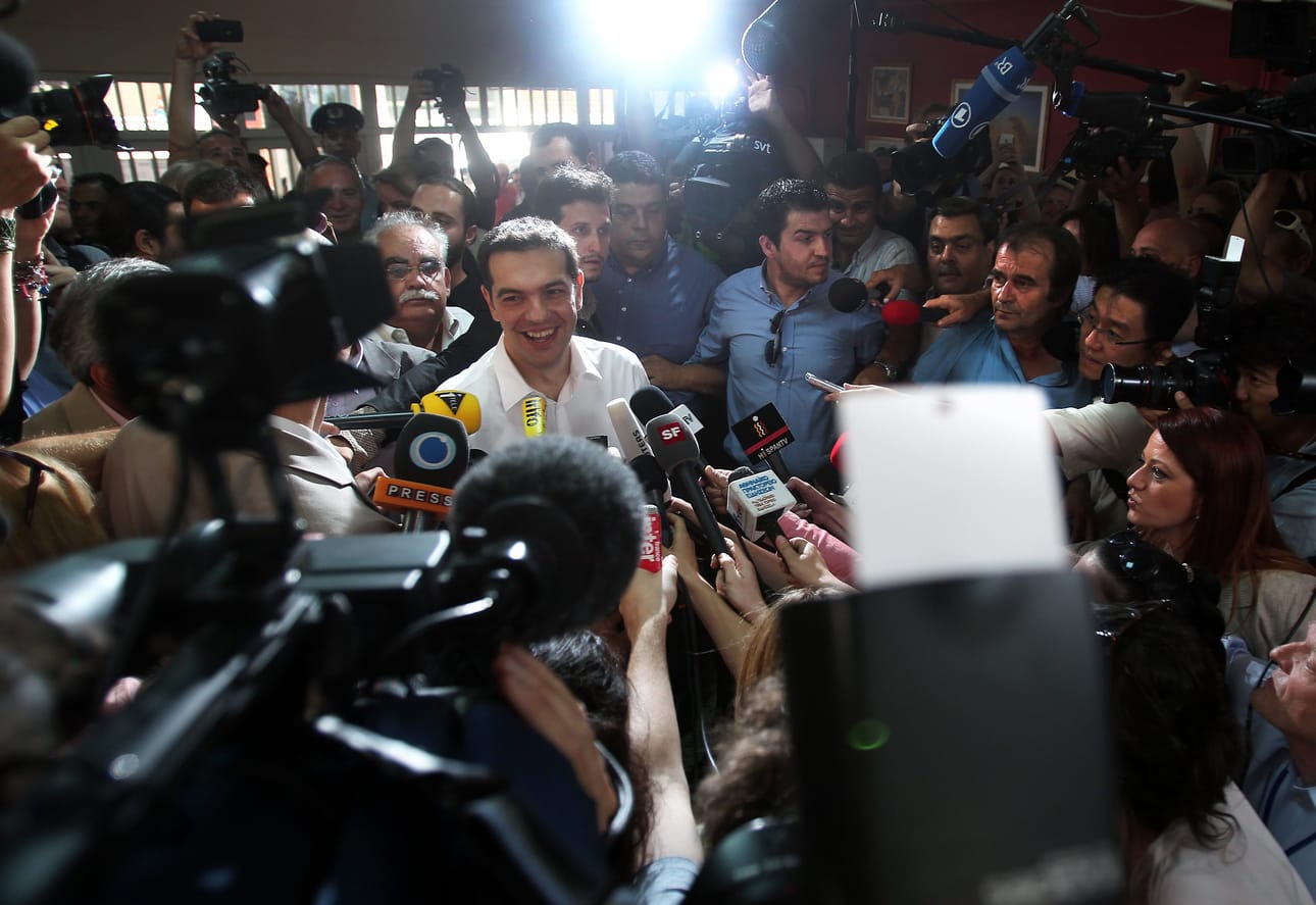 Vasemmistopuolue Syrizan johtaja Alexis Tsipras median haastateltavana.