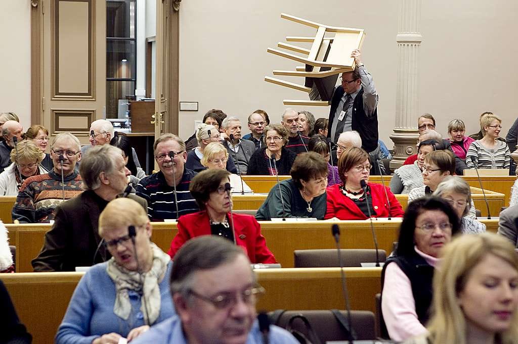 Tilaisuus monikuntaliitoksesta nostatti väkiryntäyksen Oulun valtuustosaliin. Kevään aikana vastaavia pidetään muissa kunnissa kaksi ja syksyllä loput kaksi.