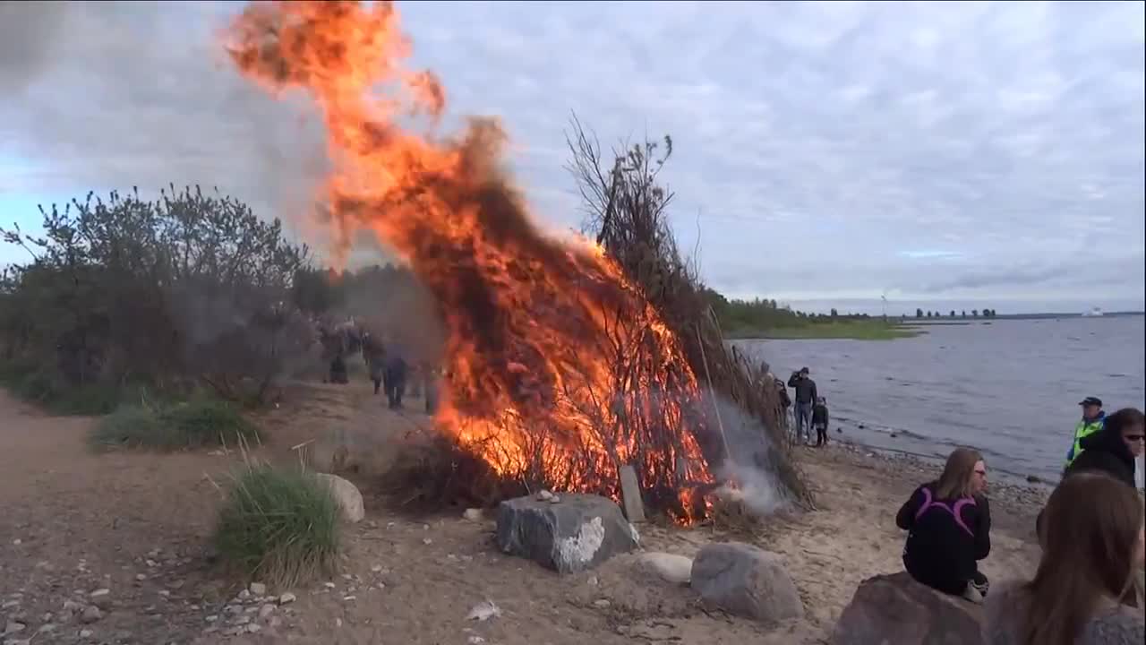 Juhannuskokko ja makkaranpaistoa