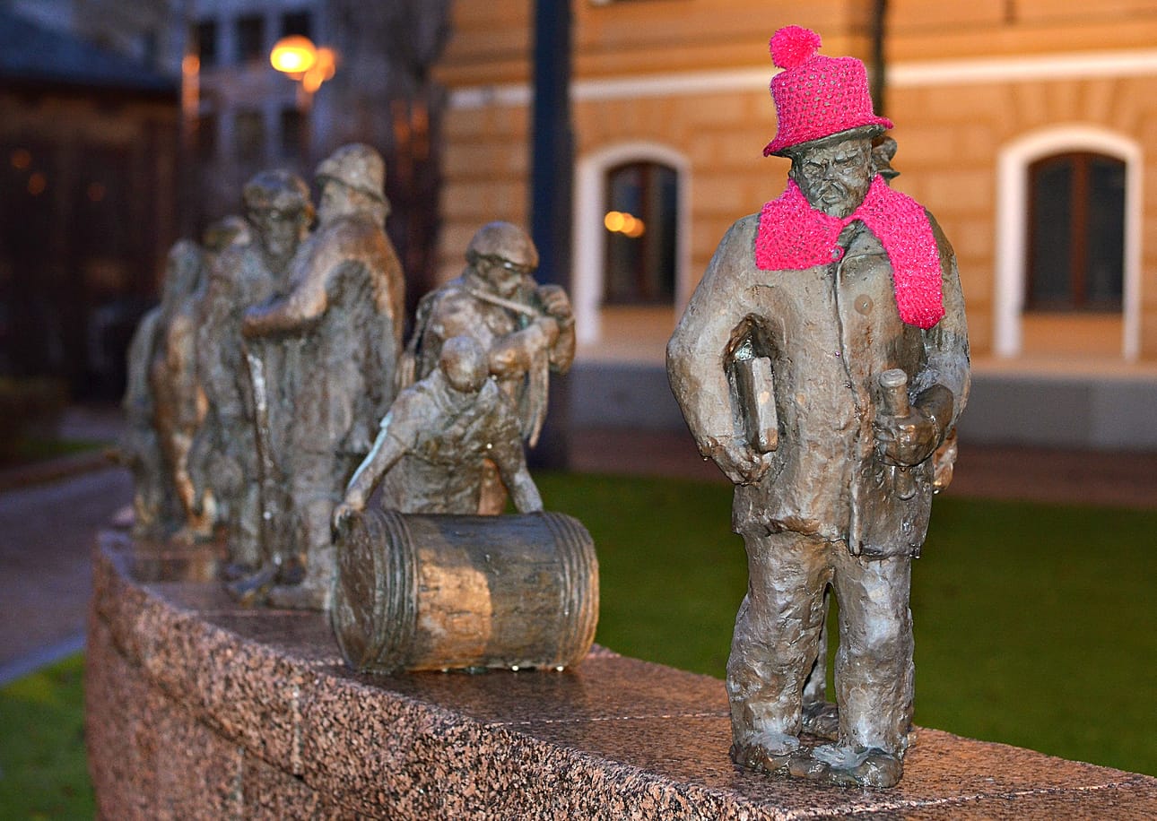 Laivanvarustaja puettiin pinkkiin huiviin ja pipoon.